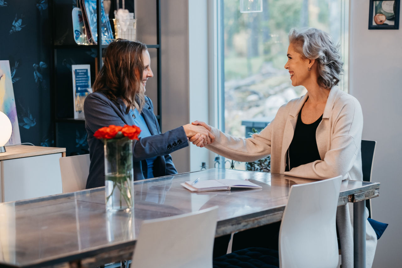 Maria Helgars och kund tar i hand efter avslutat möte om digital transformation i en organisation.