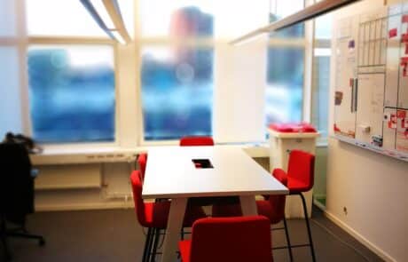 Sogetis kontorsmiljö med mötesbord och röda stolar