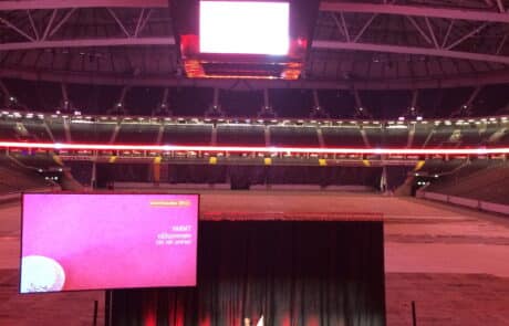 Branding av event på Friends Arena med grafisk profil, skyltning och visuella element i miljön.