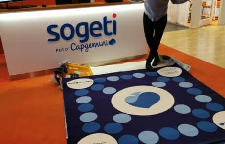 Sogeti-lrekryteringsspel specialdesignad matta i kontorsmiljö