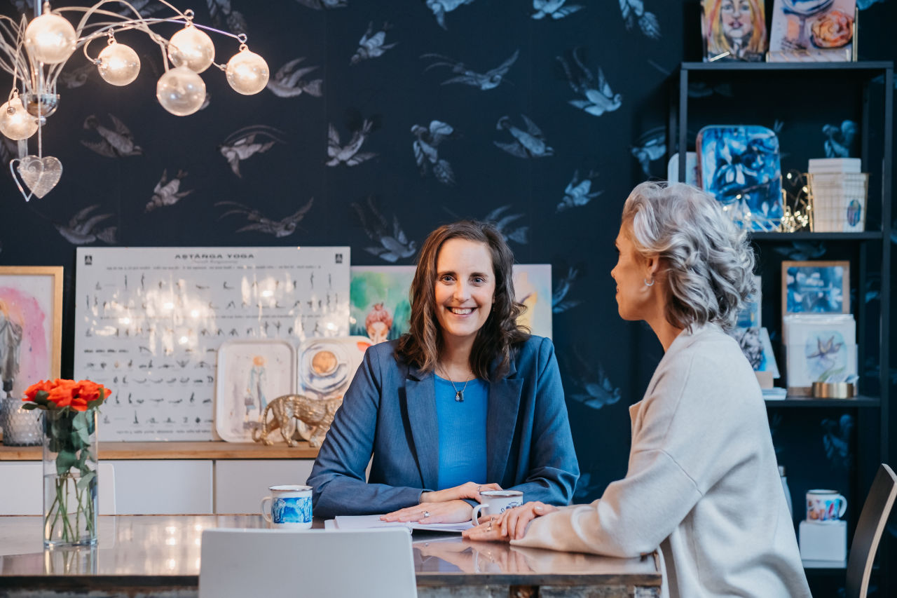 Maria Helgars, strategisk projektledare med kund för att ta fram en kommunikationsplan i digittalisering