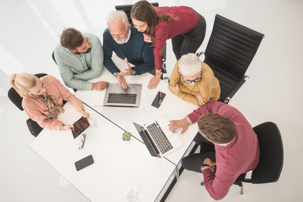 Digitalt ledarskap i praktiken – team samarbetar runt ett konferensbord. Bild genererad med AI.