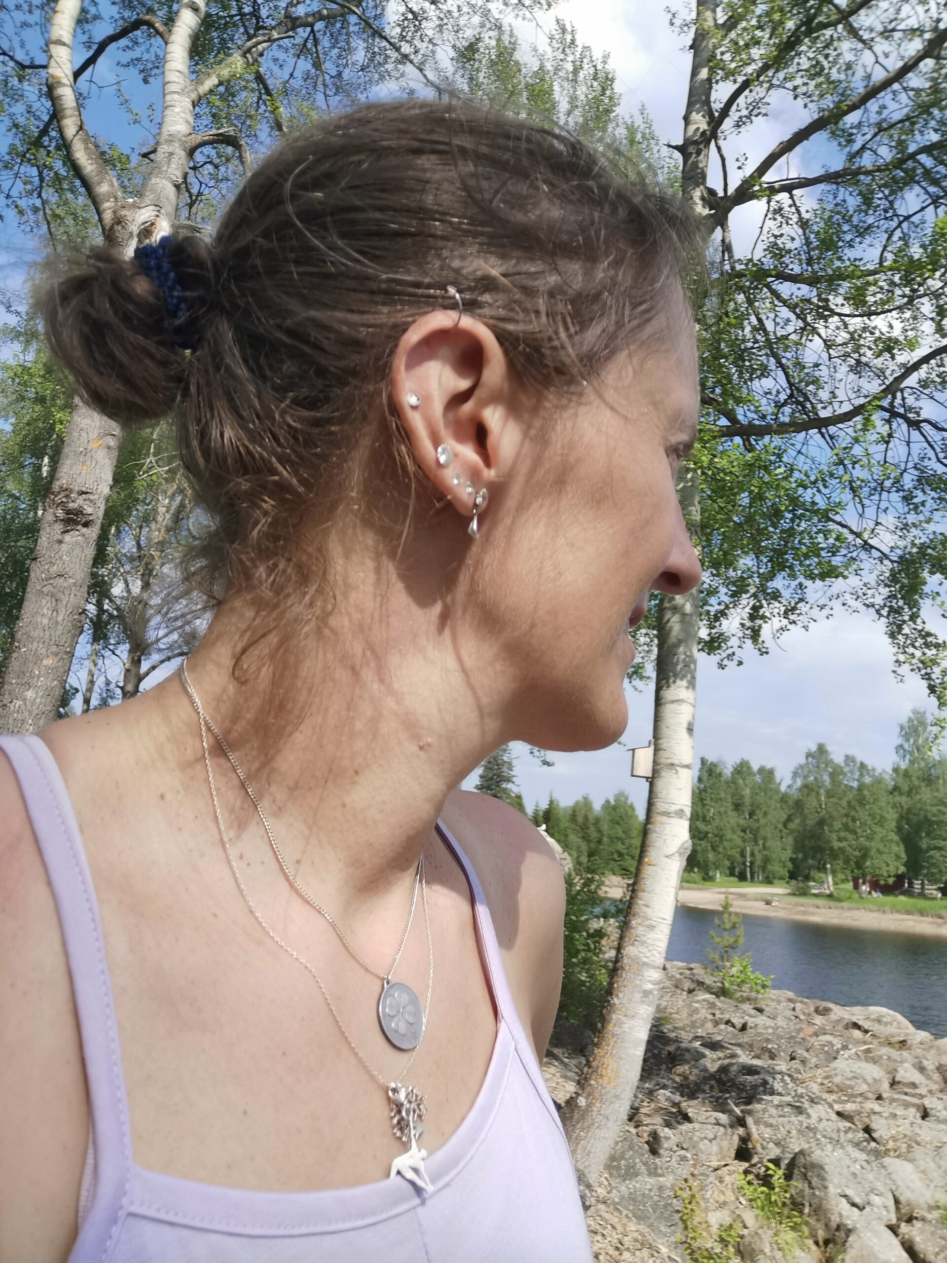 AI för reflektion – Maria Helgars, selfie vid älven i Hälsingland. Skogen möter vattnet.
