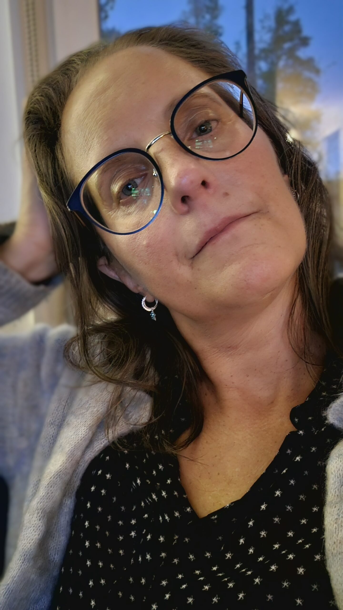 Personligt ledarskap – Maria Helgars i eftertänksamt ögonblick, pusselbit för pusselbit mot frihet.