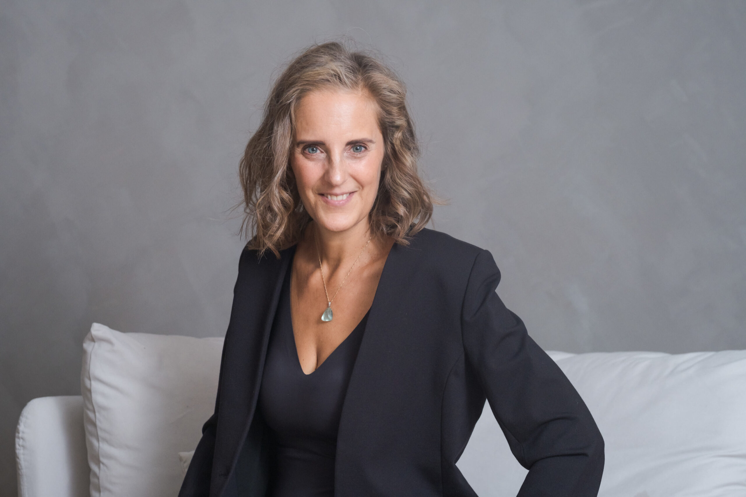 Porträtt av Maria Helgars, strategisk projektledare, som ler in i kameran i svart kavaj.